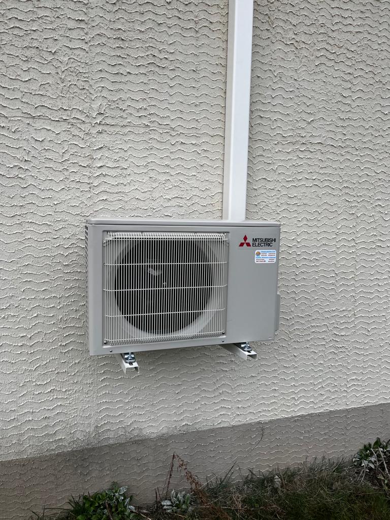 ASD, entreprise spécialisée dans les installations de systèmes de climatisation, a récemment réalisé l'installation d'une pompe à chaleur air/air Mitsubishi à Panissage. Cette réalisation illustre notre expertise dans le domaine et notre capacité à offrir des solutions de chauffage et de climatisation de pointe pour les résidents de la région. Tout d'abord, cette installation à Panissage a permis d'apporter un confort thermique exceptionnel aux résidents. La pompe à chaleur air/air Mitsubishi est reconnue pour sa capacité à chauffer et refroidir efficacement l'espace intérieur, offrant ainsi une solution polyvalente et économe en énergie. De plus, notre équipe d'experts a veillé à l'installation précise et soignée de ce système, garantissant ainsi son bon fonctionnement et sa durabilité. Nous avons pris en compte les besoins spécifiques de la résidence pour assurer une intégration harmonieuse du système. En outre, cette installation a contribué à améliorer l'efficacité énergétique de la résidence. La pompe à chaleur Mitsubishi est conçue pour minimiser la consommation d'énergie, ce qui se traduit par des économies substantielles sur les factures d'énergie. De plus, notre engagement envers la satisfaction client a été mis en évidence grâce à un suivi méticuleux. Nous nous sommes assurés que le système répondait pleinement aux besoins du client et que celui-ci était pleinement satisfait de la qualité de l'installation. En conclusion, ASD se démarque par son expertise dans l'installation de pompes à chaleur air/air Mitsubishi à Panissage. Cette réalisation témoigne de notre capacité à offrir des solutions de chauffage et de climatisation de pointe, ainsi que de notre engagement envers le confort thermique et l'efficacité énergétique. Faites confiance à ASD pour tous vos besoins en matière de climatisation et de chauffage.